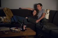 The Mentalist – Sind glücklich miteinander: Teresa Lisbon (Robin Tunney, l.) und Marcus Pike (Pedro Pascal, r.) ...