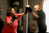 Reporter – Reporter Mein Leben mit Übergewicht – Von Kilos, Mut und Selbstliebe «Wer meint, alle Übergewichtigen bewegen sich einfach zu wenig, irrt!». Alexandra Baumann beim Training mit Steve Husistein