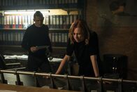 Das Netz - Spiel am Abgrund – Lea (Birgit Minichmayr) und Marcel (Max von der Groeben) folgen einer neuen Spur.