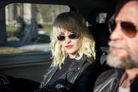 Blinded – Bea Farkas (Julia Ragnarsson, l.); Björn Boman (Urban Bergsten, r.)