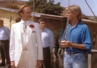 MacGyver – Diktator Peugot (Time Winters, l.) gestattet MacGyver (Richard Dean Anderson, r.), sich zu rasieren.