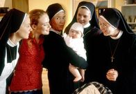 Um Himmels Willen – Kindersegen im Kloster: Lotte (Jutta Speidel, M.), und ihre Mitschwestern Felicitas (Karin Gregorek, r.), Agnes (Emanuela von Frankenberg, l.) und Sophie (Anne Weinknecht, 2.v.r.) heißen Barbara (Anna Luise Kish, 2.v.l.) und ihr Baby herzlich willkommen.