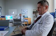 In aller Freundschaft – Dr. Kaminski (Udo Schenk, vorn) beschäftigt die Geschichte einer Patientin. Sie ist Escort-Girl und hat sich in einen älteren Mann verliebt, nun wartet sie darauf, dass er seine Frau verlässt. Als Hans-Peter Brenner (Michael Trischan, hinten) nach dem Grund für Kaminskis ungewohntem Interesse fragt, antwortet dieser, dass Wanda Schäfer ihn an seine Tochter erinnert.