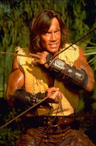 Hercules – Hercules (Kevin Sorbo), Sohn des Gottes Zeus und der sterblichen Alkmene, ist Göttergattin Hera seit seiner Geburt ein Dorn im Auge. Weil den mit übermenschlichen Kräften ausgestatteten Halbgott Hercules nicht besiegen kann, tötet sie die Menschen, die er liebt: Heras Feuerball verbrennt Hercules Frau und Kinder. Außer sich vor Zorn und Schmerz schwört Hercules der Hera bittere Rache.