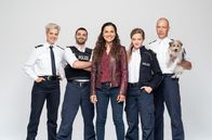 WaPo Berlin – ARD WAPO BERLIN, neue Serie mit (8 Folgen), ab (28.01.20), dienstags um 18:50 Uhr im Ersten. Das Team der WaPo Berlin (v.l.n.r.): Kriminaloberkommissaranwärterin Marlene Weber (Melina Borcherding), Kriminaloberkommissar Fahri Celik (Hassan Akkouch), Erste Kriminalhauptkommissarin und WaPo-Dienststellenleiterin Jasmin Sayed (Sesede Terziyan), Kriminalhauptkommissarin Paula Sprenger (Sarina Radomski) und Kriminalhauptkommissar Wolf Malletzke (Christoph Grunert) mit Hund Stulle.
