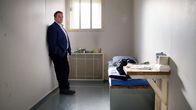 Tatort (SWR) – Heider (Oliver Reinhard) wird von Bootz (Felix Klare) entlassen.