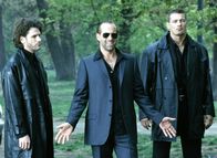 Bad Company – Der russische Waffenschmuggler Adrik Vas (Peter Stormare, M.) hat allerlei Atombomben auf Lager ...
