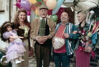 Lukas – 1. Der fröhlichen Kirmesgesellschaft Coco (Katja Bellinghausen, li.), Opa Ludwig (Hansjoachim Krietsch, 2.v.li.), Lukas (Dirk Bach, 2.v.re.) und Lisa (Maria de Braganca, re.), wird bald das Lachen vergehen, da düstere Prophezeiungen anstehen.