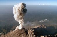 Leben mit Vulkanen – Der Vulkan Santiaguito in Guatemala ist vor weniger als hundert Jahren entstanden, aus erdgeschichtlicher Sicht nicht mehr als ein Wimpernschlag. Der junge Feuerberg ist ständig aktiv, so dass ein Aufstieg unmöglich ist.