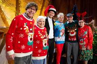 Comedy Scheune – v.l.n.r.: Hillu’s Herzdropfa (Franz Auber / Hillu Stoll) feiern mit Tobi van Deisner, Doris Reichenauer und den Gscheidles (Marcus Neuweiler / Birgit Pfeiffer) Weihnachten in der Comedy Scheune.