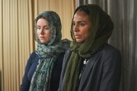 The Bay – DS Townsend (Marsha Thomason, r.) und DS Hobson (Erin Shanagher, l.) werden gebeten, bei der Trauerfeier des jungen Boxers dabei zu sein. Doch den Ermittlerinnen fällt es schwer, Anteil zu nehmen, während die Umstände seines Todes noch ungeklärt sind.