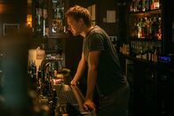 Blind – Zurück in seinem Beruf als Barkeeper: Sven Schelker als Nathaniel Brenner