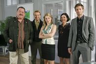 Die Rosenheim-Cops – Die Rosenheim-Cops Korbinian Hofer (Joseph Hannesschläger, l.), Sven Hansen (Igor Jeftic, r.), Michi Mohr (Max Müller, 2.v.l.) und ihre Kolleginnen Patricia Ortmann (Diana Staehly, 3.v.l.) und Miriam Stockl (Marisa Burger, 2.v.r.).