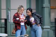 How I Met Your Father – L-R: Sophie (Hilary Duff) und Valentina (Francia Raisa)