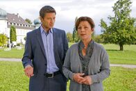 Die Rosenheim-Cops – Weil das Opfer ihren Hof angezündet haben soll, hat sich Marianne Eder (Bettina Redlich, r.) nun gerächt, glaubt Kommissar Sven Hansen (Igor Jeftic, l.).