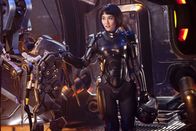 Pacific Rim – Mako Mori (Rinko Kikuchi) möchte als Jaeger-Pilotin in den Kampf gegen die außerirdischen Monster ziehen, doch ihr Adoptivvater Marschall Stacker Pentecost befürchtet, dass ihre traumatische Vergangenheit sie im Einsatz einholen könnte ...