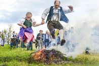 Heimatleuchten – Der Sprung ueber ein stark rauchendes Feuer bringt Glueck für die anstehende Hochzeit. Springt man mit einem Kraeuterguertel und verbrennt diesen danach, geht man gesund durch´s naechste Jahr.Zu sehen in ServusTV's "Heimatleuchten - Steiermark, oafoch echt - sunst nix..." in Graden, Steiermark, Oesterreich.
