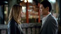 Tokyo Vice – Samantha (Rachel Keller) und Sato (Shô Kasamatsu) müssen sich neu arrangieren.