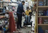 Speechless – Kenneth (Cedric Yarbrough, l.); JJ DiMeo (Micah Fowler, r.)