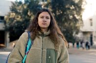 Kids – Alexandra kam aus der Ukraine nach Frankreich. Gerade Kinder, die mit einer neuen Sprache im Unterricht konfrontiert sind, müssen eine enorme Leistung erbringen, um den Schulalltag zu meistern.