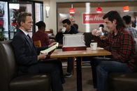 How I Met Your Mother – Nacheinander befragt Barney (Neil Patrick Harris, l.) Menschen, mit denen Robin früher zu tun hatte, um herauszubekommen, wen sie gestalkt hat. Doch kann Turk (Craig Lee Thomas, r.) Barney weiterhelfen?; Nacheinander befragt Barney (Neil Patrick Harris, l.) Menschen, mit denen Robin früher zu tun hatte, um herauszubekommen, wen sie gestalkt hat. Doch kann Turk (Craig Lee Thomas, r.) Barney weiterhelfen?