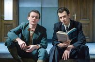 Babylon Prag – Nowotny (Filip Antonio, li.) und Švarc (Antonio Šoposki, re.) wünschen sich zu Beginn der 1930er Jahre ein besseres Miteinander zwischen den Tschechen und der deutschsprachigen Minderheit.