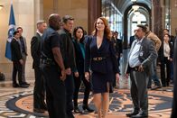 The Rookie – Matthew Garza ruft das LAPD-Team ins Innenministerium. Nach dem Diebstahl geheimer Regierungsinformationen muss das Team einen Immunitätsdeal aushandeln, um die nationale Sicherheit zu gewährleisten. Von links: Wesley Evers (Shawn Ashmore), Sergeant Grey (Richard T. Jones), Officer Nolan (Nathan Fillion), Officer Lopez (Alyssa Diaz), Monica Stevens (Bridget Regan) und Matthew Garza (Felix Solis)