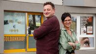 The Pawnbrokers – Alex und Janett posieren vor Pfandhaus