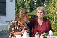 Die Rosenheim-Cops – Rosl Grandauer (Marianne Rappenglück, l.) kann ihre Freundin Karin Weiß (Monica Grabs) kaum beruhigen, aber der steckt der Schock wegen des Mordes noch in den Knochen.