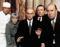 Brust oder Keule – Zusammen mit Marguerite (Claude Gensac, 2.v.l.) und Dubreuil (Fernand Guiot, 2.v.r.) ertappt Duchemin (Louis de Funès, m.) den Handlanger seines Gegners Tricatel auf frischer Tat.