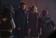 Castle – Als eine Leiche im Theater gefunden wird, tauchen Castle (Nathan Fillion, l.) und Alexis (Molly C. Quinn, r.) in die unbarmherzige Welt des professionellen A cappella ein ...