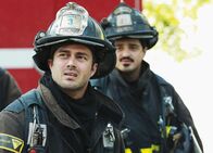 Chicago Fire – Schätzen sie die Lage richtig ein?:Taylor Kinney als Kelly Severide, Yuri Sardarov als Otis (Copyright SRF/NBC Universal)