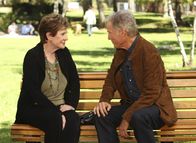 Desperate Housewives – Für Lynette stellt sich heraus, dass ihr Stiefvater Glen (Richard Chamberlain, r.) ihre Mutter Stella (Polly Bergen, l.) damals nicht verlassen hat, weil sie ihn betrogen hat, sondern weil er schwul ist ...