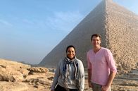 Der Fall Tutanchamun – Archäologin Raksha Dave und Historiker Dan Snow vor den Pyramiden in Ägypten.