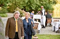 WaPo Bodensee – Nele Fehrenbach (Floriane Daniel, r.) weiß, daß Herbert Stemmler (Werner Biermeier, l.) Kontakt mit einem Tatverdächtigen hat.