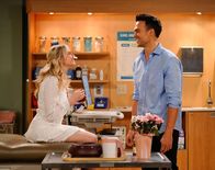 Call Me Kat – Nicole (Laura Bell Bundy, l.); Max (Cheyenne Jackson, r.)