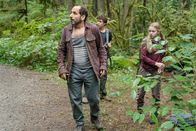 Colony – Pictured (l-r): Proxy Alan Snyder (Peter Jacobson) , Charlie Bowman (Jacob Buster) , Gracie Bowman (Isabella Crovetti-Cramp)