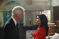 Desperate Housewives – Nach ihrer Auseinandersetzung mit einem Wachmann holt Victor (John Slattery, r.) Gabrielle (Eva Longoria, l.) aus dem Gefängnis ...