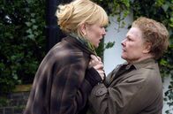Tagebuch eines Skandals – Die beiden Lehrerinnen Sheba Hart (Cate Blanchett, li.) und Barbara Covett (Judi Dench, re.) geraten in ein gefährliches Psychoduell.