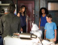 Extant – (v.li.) JD Richter (Jeffrey Dean Morgan), Molly Woods (Halle Berry), Terra (McKenna Roberts), Ethan Woods (Pierce Gagnon).