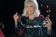 Queen Lear - Die Leben der Amanda Lear – Als eiskalte Domina mit High Heels und Panther an der Leine wurde Amanda Lear 1973 auf dem Cover der Roxy-Music-LP For Your Pleasure bekannt.