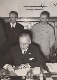 Countdown zum Zweiten Weltkrieg – 1939: Joachim von Ribbentrop bei Vertrags-Unterzeichnung in Moskau.