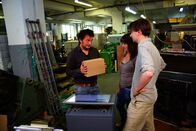 Grips Mathe – GRIPS Mathe - Geometrische Körper in allen Formen in der Kartonagenfabrik. Gleich wird Lehrer Basti Wohlrab den Karton auseinanderschneiden um alle Flächen des Kartons in einem Netzbild zu zeigen.