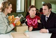 Hinter Gittern - Der Frauenknast – Als Jana (Sarah Tkotsch, Mi.) Manu (Constanze Priester) einen Teddy schenkt, entdeckt Manu das geschmuggelte Werkzeug darin und weiss, dass Josh (Philip Engelhardt) dahinter steckt...