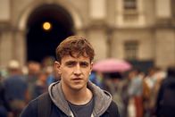 Normal People – Connell (Paul Mescal) hat es nicht leicht auf der Uni. Neue Orte und Gesichter verunsichern ihn. Doch plötzlich wendet sich das Blatt.