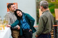 Almania – Stimpel (Phil Laude) bekommt nicht mit, dass Sahra (Pegah Ferydoni) ihre Anhänglichkeit nur demonstriert, um ihren Ex (Matthias Matschke) zu ärgern.