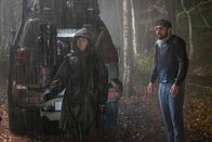 Two Weeks to Live – Kim Noakes (Maisie Williams, l.); Nicky (Mawaan Rizwan, r.)