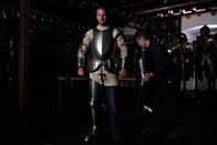 Terra X: Eine kurze Geschichte über... – Um herauszufinden wie beweglich ein Ritter in voller Montur war, wird Mirko Drotschmann selbst zum "Helden in Eisen".