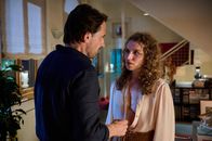 Süßer Rausch – Marguerite (Antonia Bill) hat eine Therapie bei dem Psychologen Litzmann (Oliver Mommsen) begonnen.