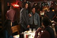 The Middle – Wie wird Axl (Charlie McDermott, r.) reagieren, wenn er erfährt, dass Sue und Brad Lexie mit dem attraktiven Chester (Trent Garrett, l.) verkuppeln wollen?; Wie wird Axl (Charlie McDermott, r.) reagieren, wenn er erfährt, dass Sue und Brad Lexie mit dem attraktiven Chester (Trent Garrett, l.) verkuppeln wollen?